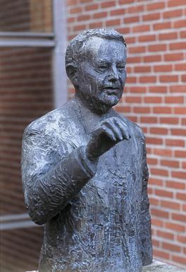 Knud Nellemose: Buste af Jens Otto Krag