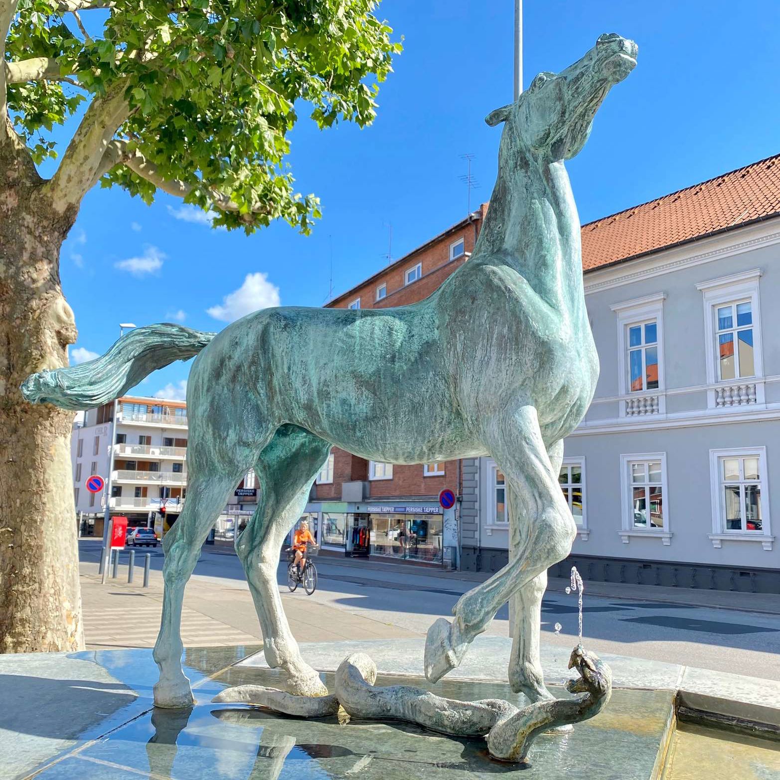 Hest overfaldes af slange