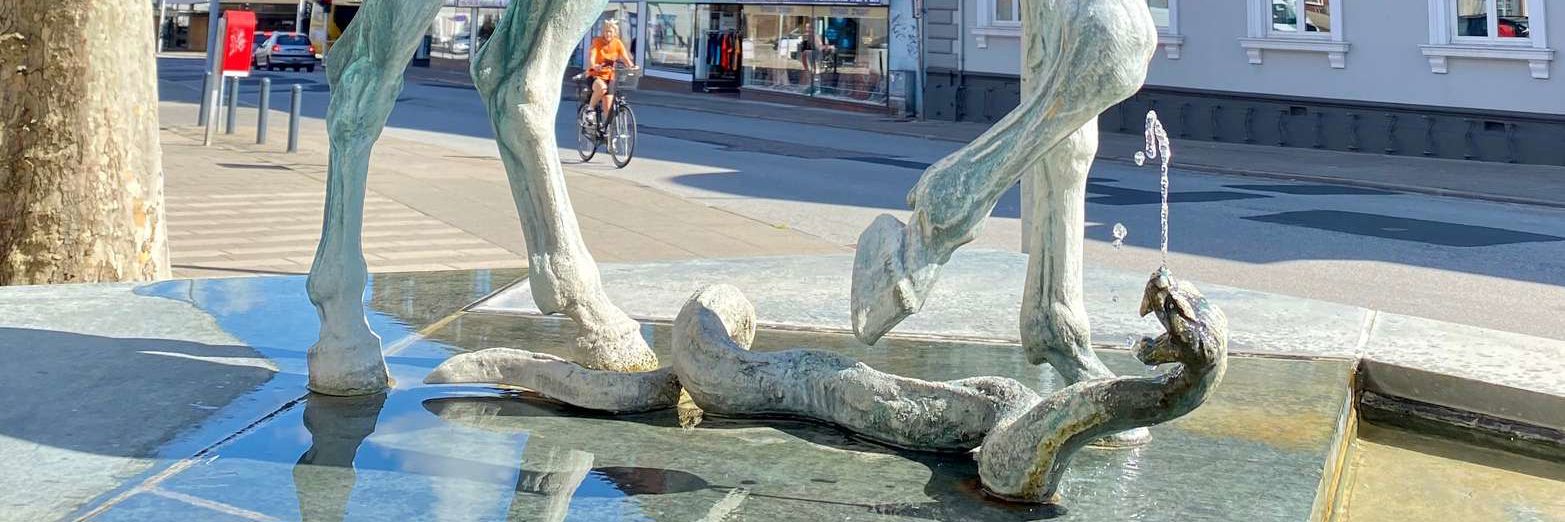 Hest overfaldes af slange